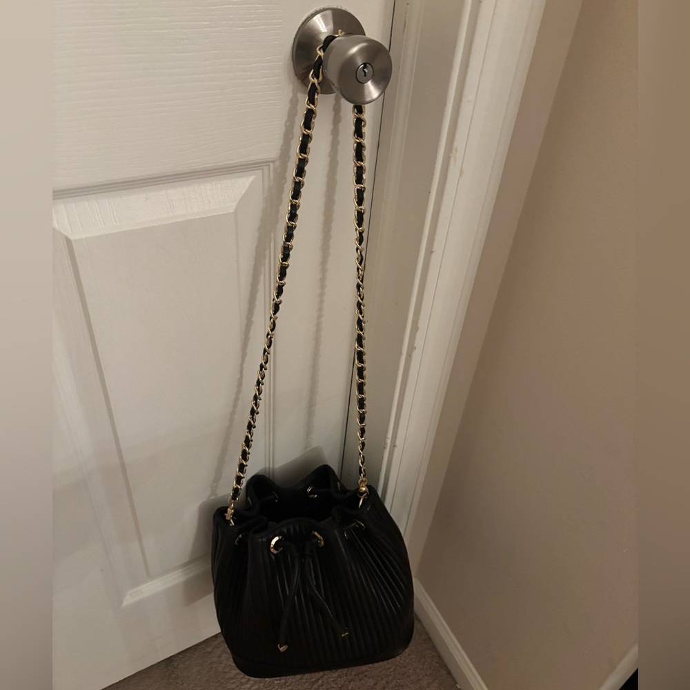 Henri Bendel Elegant Black Quilted leather Bucket Bag.  Excellent condition. - Picture 4 of 6